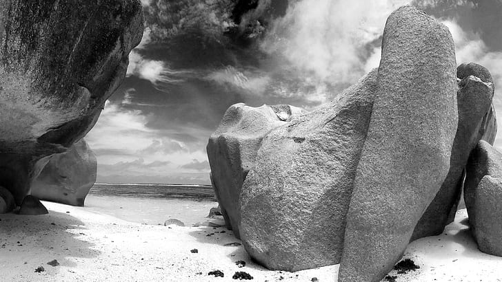 Roches sur la plage, plage, rochers, noir et blanc, Fond d'écran HD