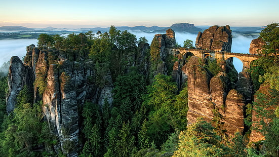 fågelperspektiv av bro på berg, natur, berg, landskap, skog, vatten, moln, grön, saxiska schweiziska, flod, Sachsen Schweiz nationalpark, HD tapet HD wallpaper