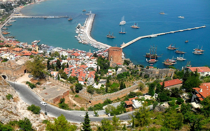 Foto aérea de la ciudad cerca del cuerpo de agua, Turquía, Alanya, montaña, fortaleza, puerto, altura, mar, carretera, Fondo de pantalla HD