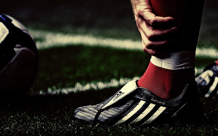 kaus kaki putih dan merah tidak berpasangan, Liverpool FC, Steven Gerrard, sepatu, Adidas, sepak bola, pesepakbola, Wallpaper HD