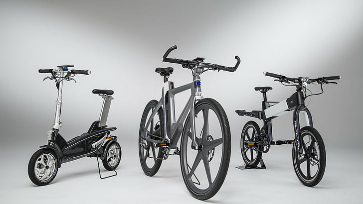 zwei graue Fahrräder und Motorroller, Ford Mode Flex, elektrisch, Fahrrad, HD-Hintergrundbild
