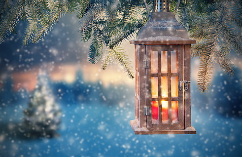 brązowy lampion świecowy, śnieg, dekoracja, drzewo, nowy rok, boże narodzenie, latarnia, wesołych świąt, boże narodzenie, świeca, uroczystość świąteczna, Tapety HD HD wallpaper
