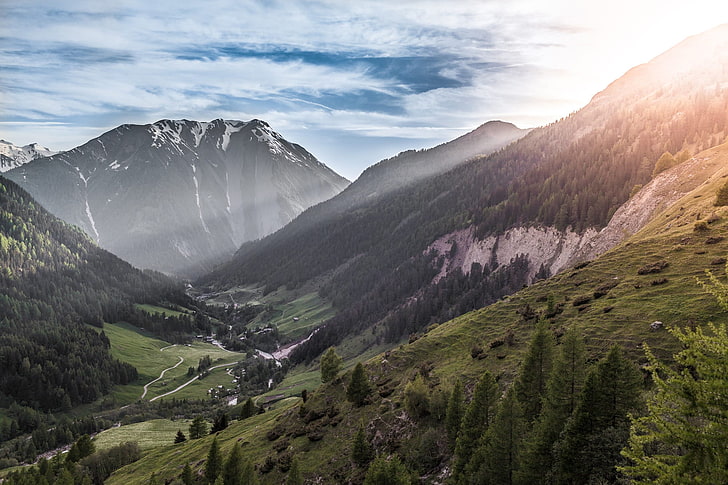 casa de hormigón blanco y verde, naturaleza, paisaje, Suiza, montañas, amanecer, pinos, bosque, valle, rayos de sol, nubes, Fondo de pantalla HD