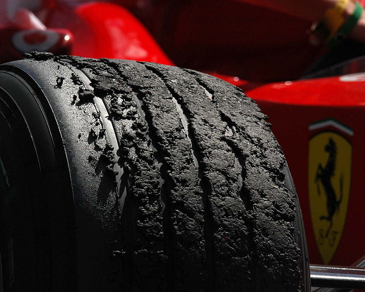 F-1 danificado veículo pneu de carro, Fórmula 1, Ferrari, pneus, corrida, carro, veículo, esporte, esportes, carros de corrida, HD papel de parede