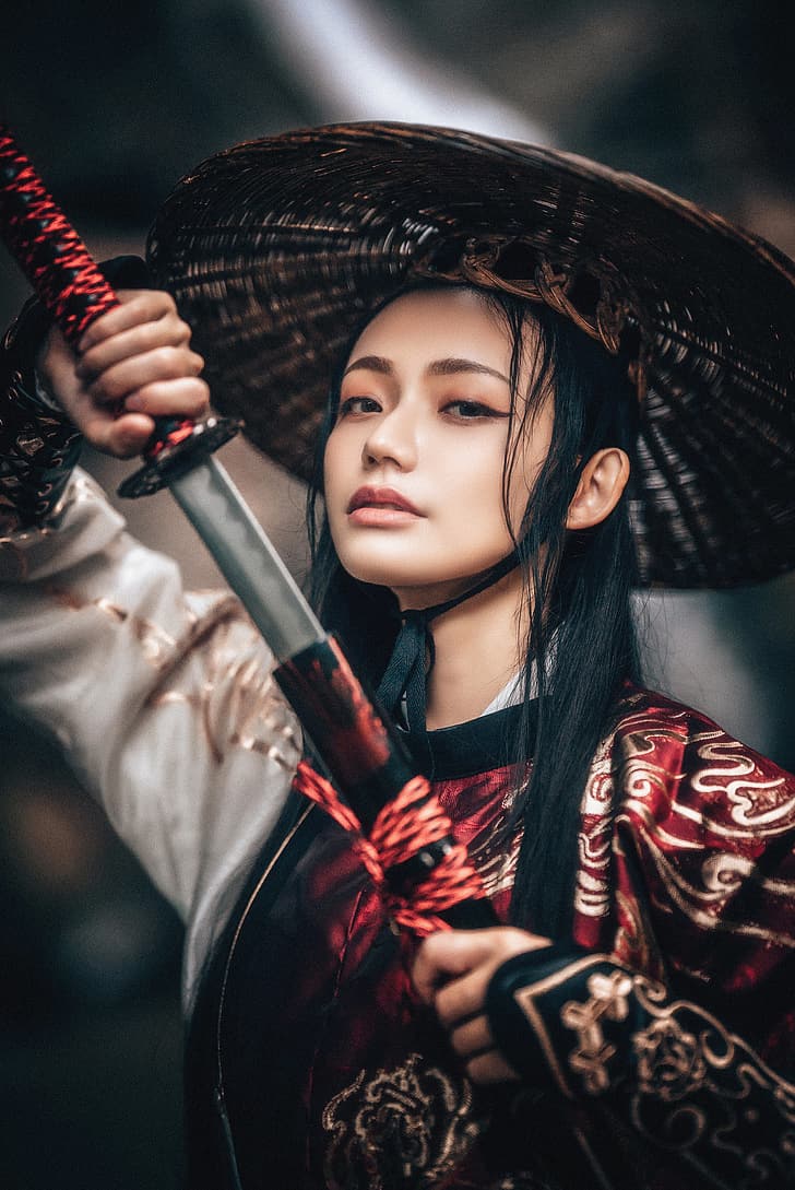 アジア人、モデル、女性、剣、刀、剣を持つ女性、黒髪、視聴者を見て、 HDデスクトップの壁紙、 スマホの壁紙