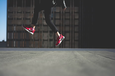 par de sapatos vermelhos da Nike, pés, tênis, nike, esporte, HD papel de parede HD wallpaper