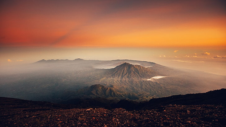 photo aérienne du cratère pendant l'heure d'or, nature, paysage, montagnes, nuages, Bali, Indonésie, volcan, brouillard, coucher de soleil, rocher, collines, pierres, Fond d'écran HD