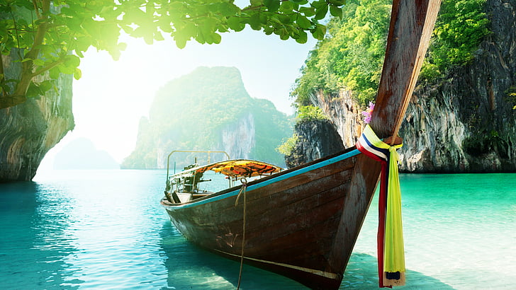 barca marrone sull'acqua vicino alla formazione rocciosa, Similan 5k, carta da parati 4k, 8k, Isole, Tailandia, prenotazione, riposo, viaggio, vacanza, oceano, spiaggia, montagne, Sfondo HD