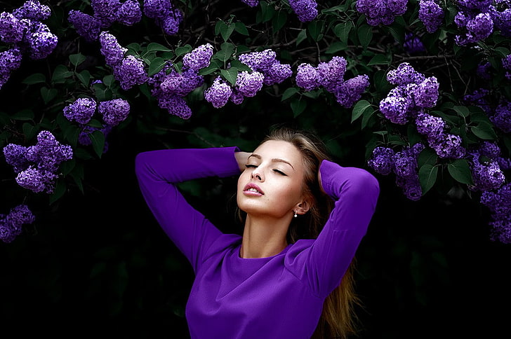kobiety, modelka, kobiety na dworze, zamknięte oczy, fioletowe kwiaty, liliowy, ręce na głowie, Tapety HD