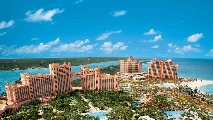 bruna byggnader bredvid vattnet, Bahamas, ö, utväg, hotell, hav, hav, resa, bokning, pool, strand, palm, semester, himmel, blå, HD tapet