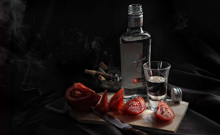 черен и червен стъклен воден бонг, домати, алкохол, храна, HD тапет