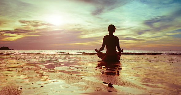 жени, медитация, плаж, вода, слънчева светлина, HD тапет HD wallpaper