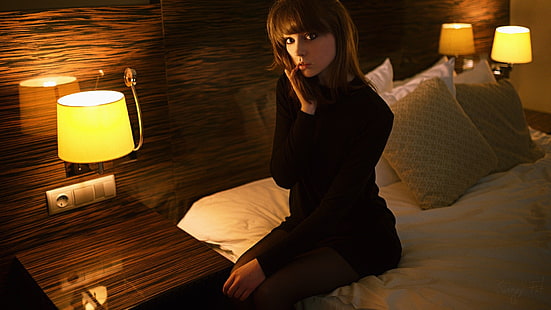 Olya Pushkina, Olya Pushkina, mulheres, Sergey Fat, lâmpada, sentado, retrato, na cama, roupas pretas, meia-calça, HD papel de parede HD wallpaper