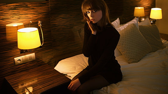 pantyhose, duduk, wanita, lampu, potret, di tempat tidur, Olya Pushkina, pakaian hitam, Sergey Fat, Wallpaper HD HD wallpaper