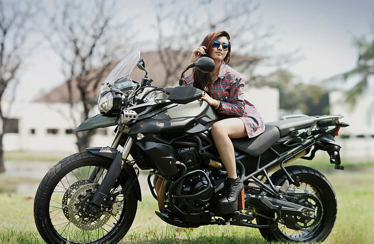 Девушка на мотоцикле, черный спортивный мотоцикл, девушка, фон, мотоцикл, HD обои