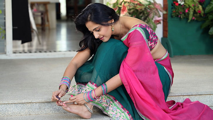 women's green and pink sari dress, brunette, Asian, Bollywood, women, anushka shetty, saree, anklet, indian women, HD wallpaper