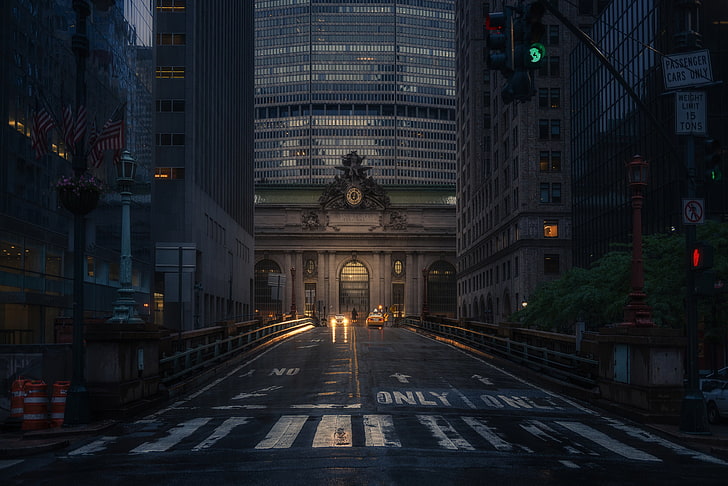 серые бетонные дорожные ворота, пустая дорога между высотными зданиями, Нью-Йорк, темнота, городской пейзаж, Манхэттен, улица, вечер, Гранд Сентрал Терминал, HD обои
