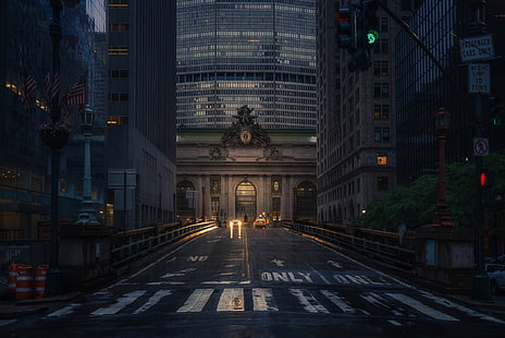 серые бетонные дорожные ворота, пустая дорога между высотными зданиями, Нью-Йорк, темнота, городской пейзаж, Манхэттен, улица, вечер, Гранд Сентрал Терминал, HD обои HD wallpaper