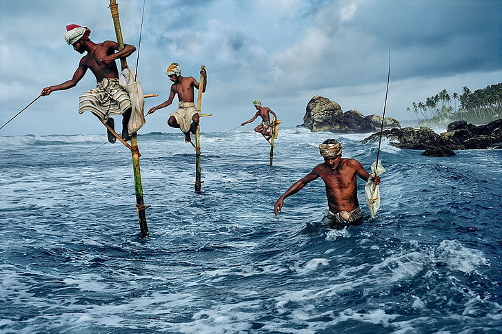 фотография, рыбак, море, бамбук, скалы, деревья, шторм, рыбалка, Индия, Стив МакКарри, HD обои