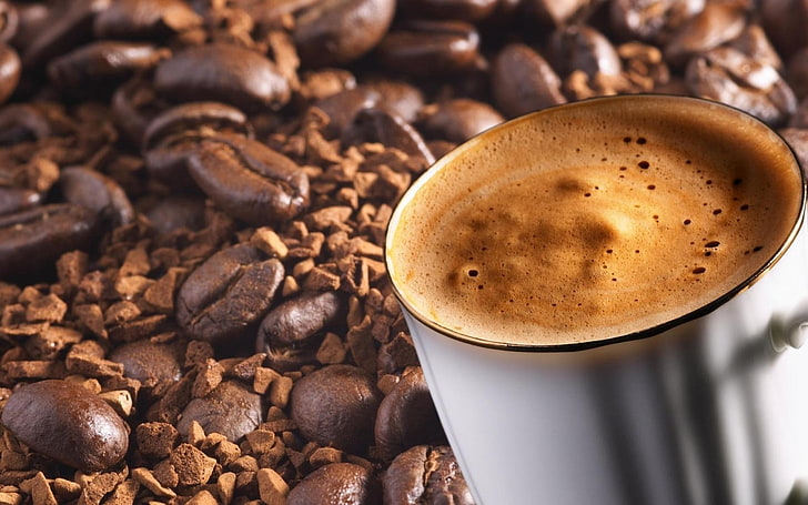 كوب سيراميك أبيض وحبوب قهوة ، قهوة ، رغوة ، حبوب قهوة، خلفية HD