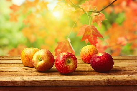 Caduta di mele su un tavolo, 5 frutti di mela rossa, autunno, autunno, mela, cibo, Sfondo HD HD wallpaper