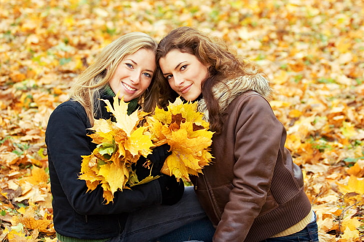 女性の茶色の革のジャケット、女の子、秋、葉、茶色、金髪、青い目、茶色の目、 HDデスクトップの壁紙