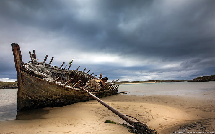 Irlandia wrak - tapeta z systemem Windows 10, brązowa łódź na brzegu w pochmurny dzień, Tapety HD