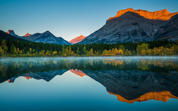 góry i zbiornik wodny, fotografia odblaskowa wzgórz pod spokojnym niebem, natura, krajobraz, odbicie, jezioro, jesień, las, mgła, góry, drzewa, Kanada, czyste niebo, światło słoneczne, Tapety HD