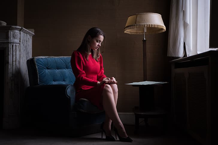 Lidia Savoderova นางแบบผู้หญิงนั่งชุดสีแดงสีน้ำตาลรองเท้าส้นสูงเก้าอี้เท้าแขนผู้หญิงในบ้าน, วอลล์เปเปอร์ HD
