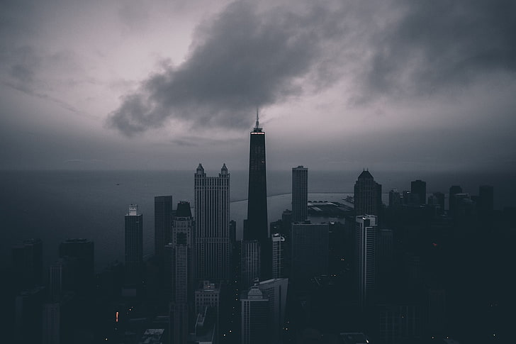 bâtiment en béton gris, photo en niveaux de gris de la ville, ciel, ville, paysage urbain, bâtiment, nuages, Fond d'écran HD