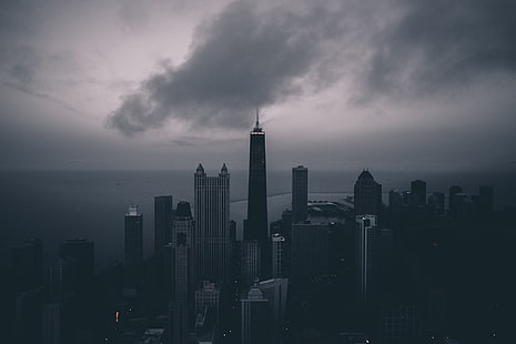 graues konkretes Gebäude, Graustufenfoto der Stadt, Himmel, Stadt, Stadtbild, Gebäude, Wolken, HD-Hintergrundbild HD wallpaper