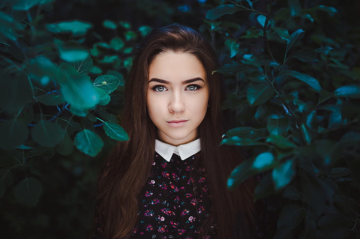damska czarno-bordowa koszula w kwiaty, kobieta stojąca w pobliżu drzewa, kobiety, portret, twarz, liście, modelka, Tapety HD