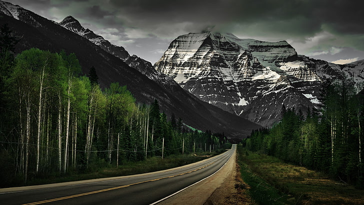 طريق رمادي فوق الجبال خلال النهار والثلج والجبال والغابات والمناظر الطبيعية والطرق، خلفية HD