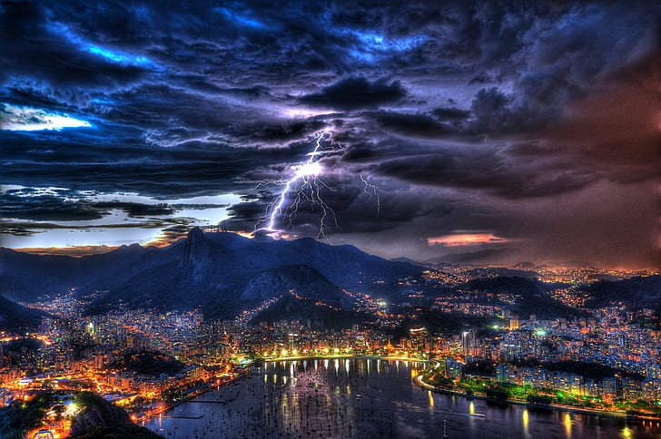 Rio de Janeiro, Brazylia, grzmot, Rio de Janeiro, Brazylia, krajobraz, noc, niebo, chmury, grzmot, błyskawica, port, zatoka, światła, burza, łodzie, domy, Tapety HD