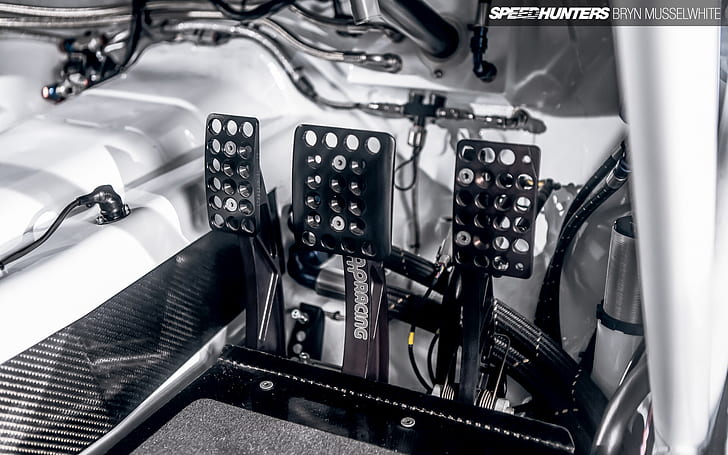 スバルWRX STIレースカーペダルインテリアHD、3つの黒いボーカルブース、車、車、レース、インテリア、スバル、wrx、sti、ペダル、 HDデスクトップの壁紙