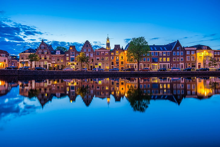 茶色のコンクリート設立、都市、オランダ、穏やかな、反射、川、水、古い建物、空、夜、青、 HDデスクトップの壁紙