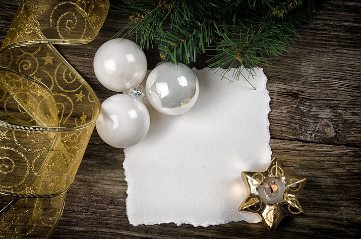 tres adornos navideños blancos y decoración de estrellas doradas, bolas, papel, tablero, estrella, árbol, vela, rama, Año Nuevo, Navidad, cinta, blanco, Fondo de pantalla HD