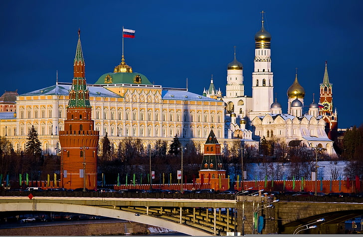 gratte-ciel blanc pendant la journée, moscou, ville, kremlin, pont, capitale, russie, drapeau, Fond d'écran HD