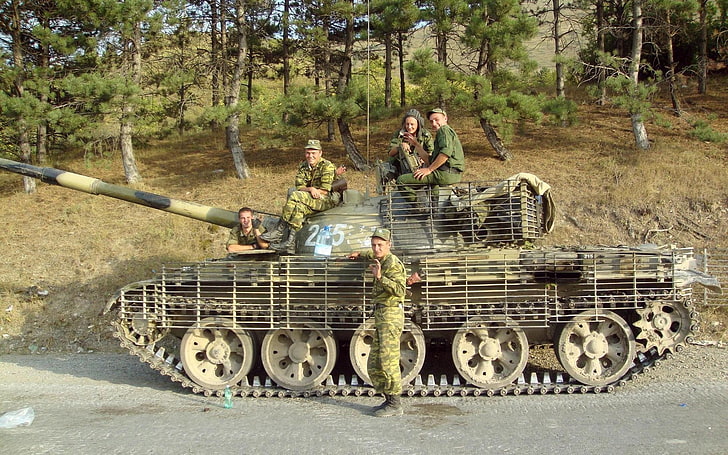 茶色の戦車、軍、戦車、兵士、木、T-62、 HDデスクトップの壁紙