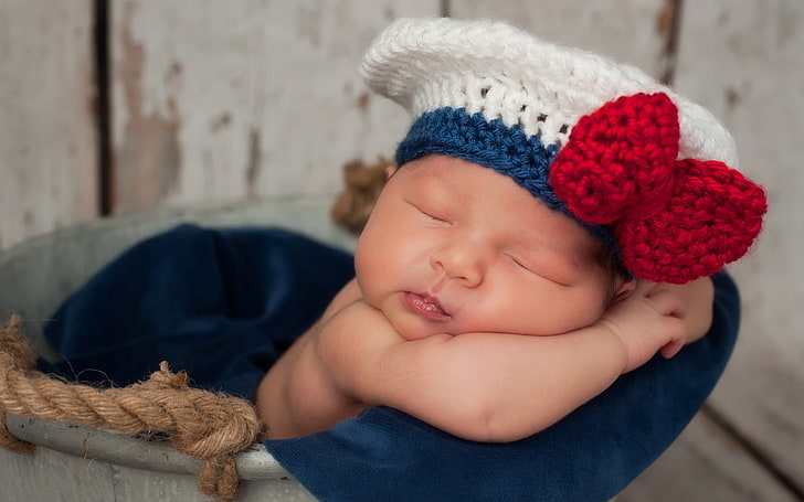 طفل حديث الولادة في قبعة فتاة البحارة ، قبعة منسوجة باللونين الأبيض والأزرق للأطفال الصغار ، طفل ، لطيف ، نائم، خلفية HD