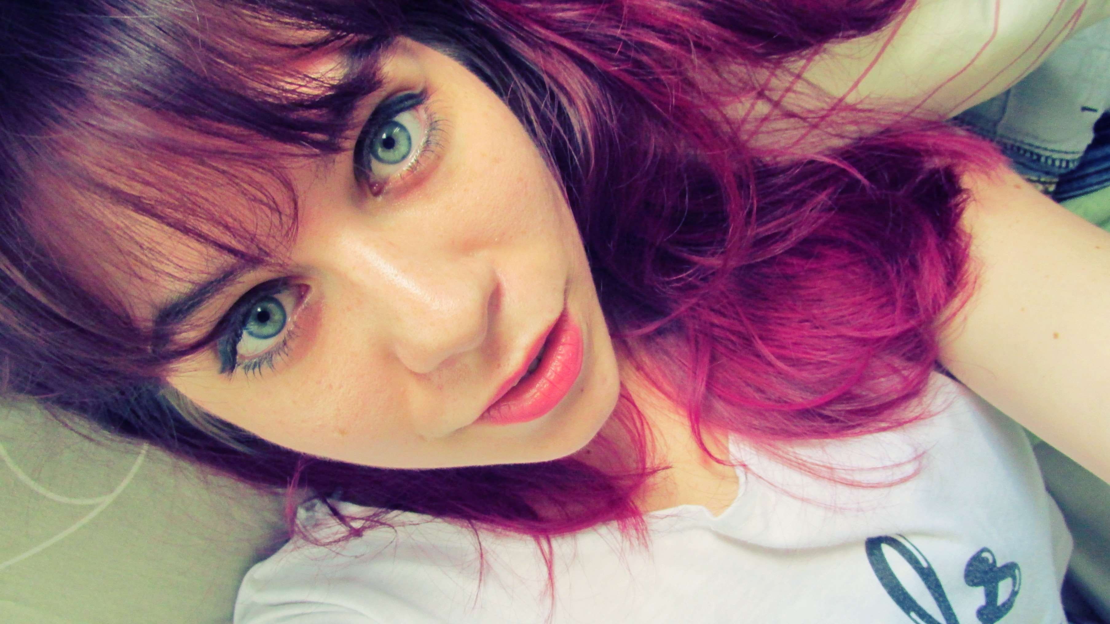 Beautiful Blonde Girl Green Eyes Purple Hair Style Venezuela