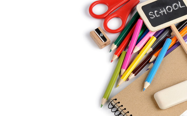 banyak pensil warna, pensil, latar belakang putih, notebook, warna-warni, gunting, rautan, aksesoris, sekolah, Wallpaper HD