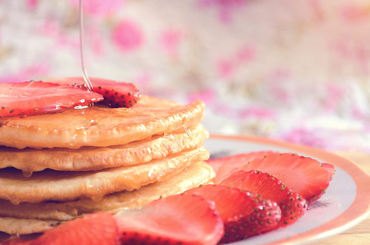 pancake and strawberries, muffin, strawberry, honey, breakfast, HD wallpaper