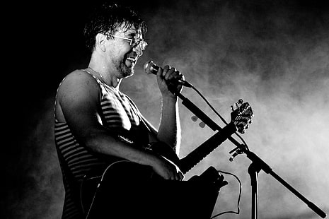 gråskalefoto av mannen, gitarr, Mike, glasögon, grå bakgrund, rock, svartvitt foto, Yuri Shevchuk, mannen och loket, HD tapet HD wallpaper
