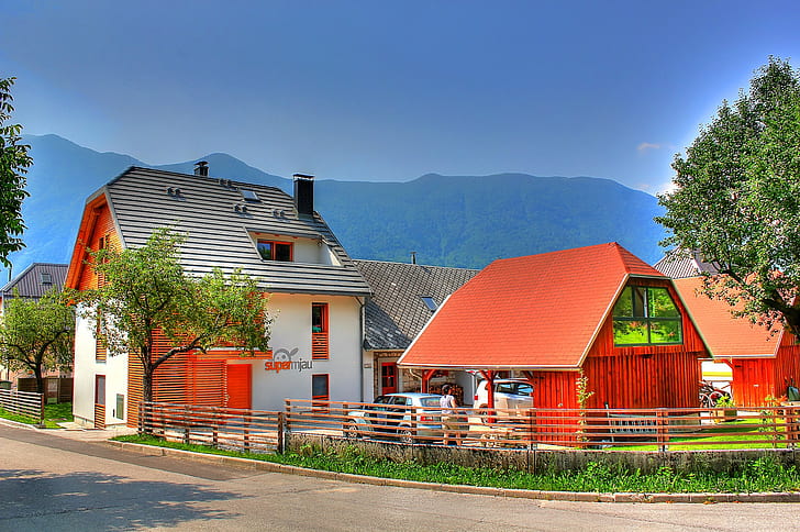 Piękne domy w Słowenii, bovec, Słowenia, niebo, góra, dom, drzewa, ulica, dach, kolor, dziedziniec, ludzie, Tapety HD