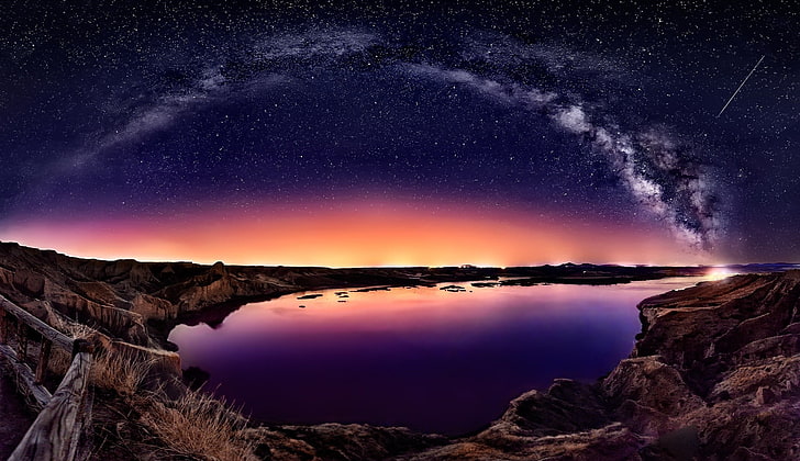 ilustrasi gunung coklat, paparan panjang, galaksi, Bima Sakti, malam berbintang, komet, pagar, pantai, teluk, air, alam, pemandangan, Wallpaper HD