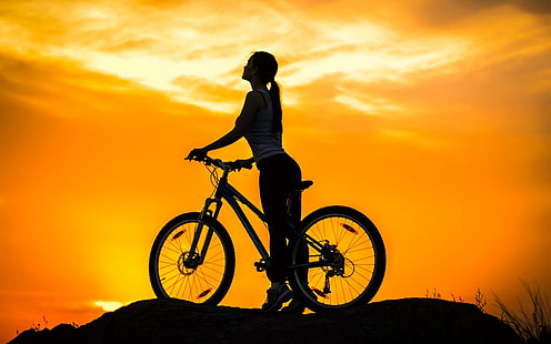 غروب الشمس على الجبل بالدراجات ، دراجة جبلية منحدرة سوداء ، رياضة ، أخرى ، فتاة ، جبل ، غروب الشمس ، ركوب الدراجات، خلفية HD HD wallpaper