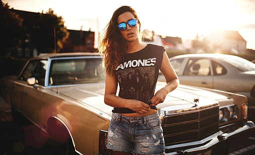 Frauen, Sonnenbrille, T-Shirt, Auto, Jeansshorts, Porträt, Sonnenuntergang, Brünette, Ramones, HD-Hintergrundbild HD wallpaper