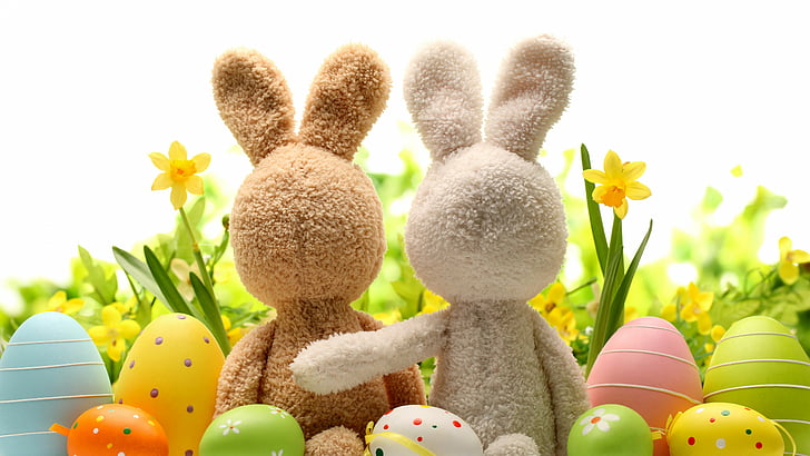 due peluche coniglio marrone e grigio, Pasqua, uova, fiori, coniglio, 5k, Sfondo HD