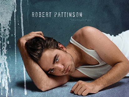 biały podkoszulek męski z nakładką tekstową, Robert Pattinson, uroczy, brunetka, mężczyzna, Tapety HD HD wallpaper